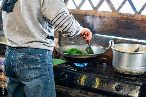 Φωτογραφία A vendor cooks stir-fried bracken for customers