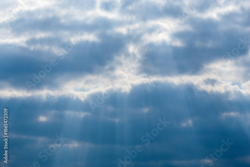 冬の山から見た空　雲の隙間から光差す03