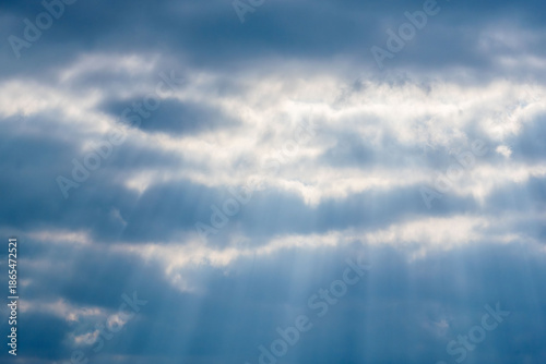 Foto 冬の山から見た空　雲の隙間から光差す06