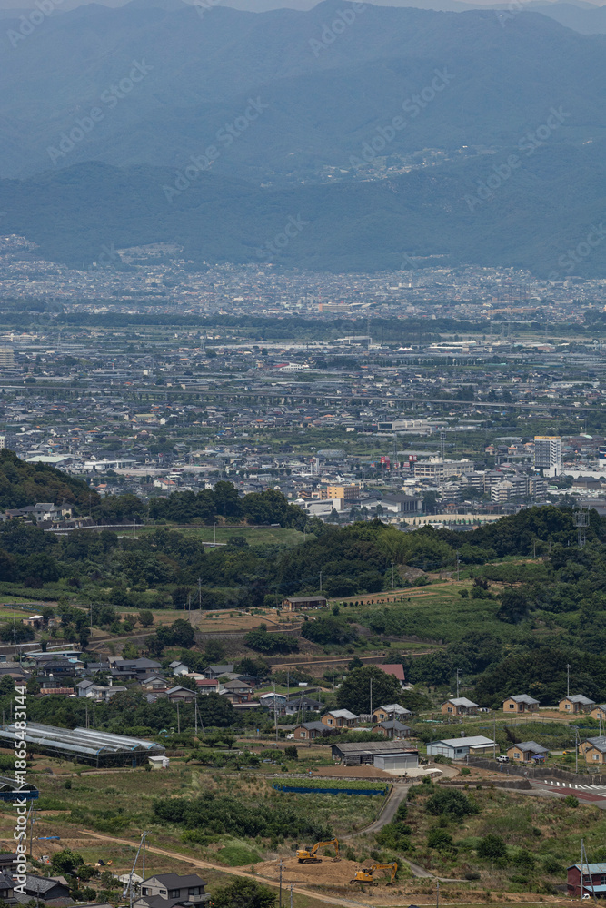Fototapeta premium 夏の山梨県南アルプス市の街並み