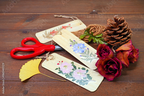Handmade Bamboo Bookmark with Pressed Flowers, DIY bookmark ideas 