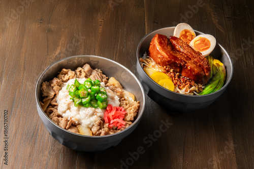 アウトドアでスキレット料理　Outdoor dishes made in an iron pan