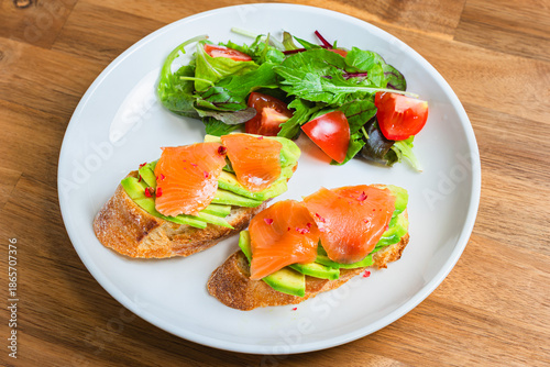 スモークサーモンとアボカドのオープンサンド