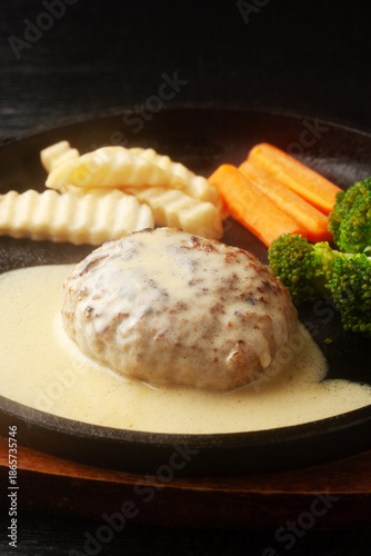 チーズソースのハンバーグ