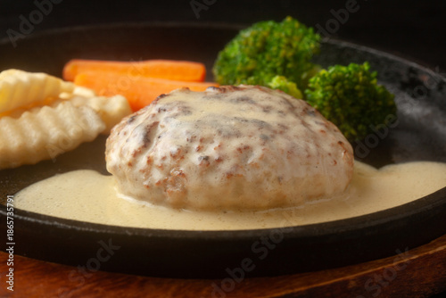 チーズソースのハンバーグ