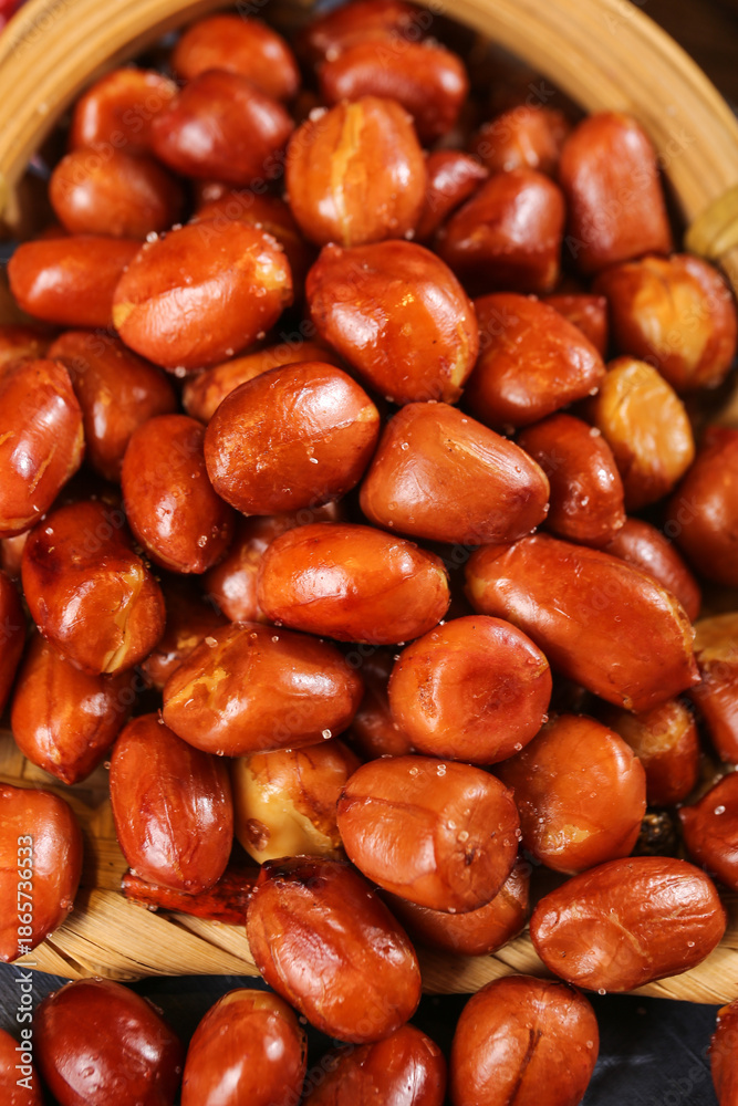 Obraz premium Fried Peanuts with Caramel Coating in Woven Basket