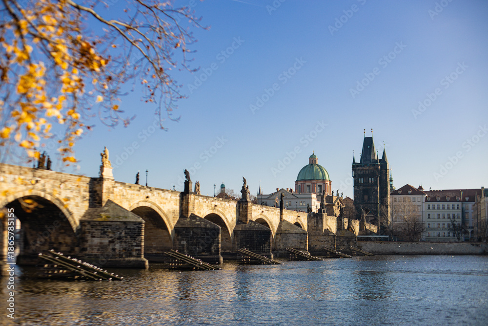 Obraz premium Charles bridge connecting old town and lesser town prague