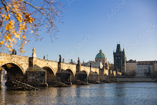 Bilde på lerret Charles bridge connecting old town and lesser town prague