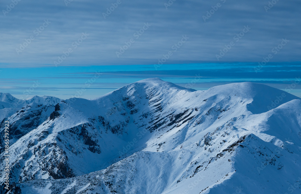 Obraz premium Mountain peak snow-capped mountains snow rocks landscape