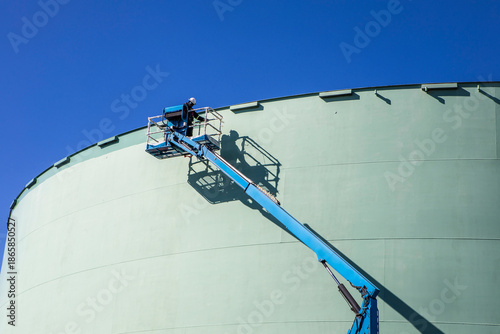 Storage tank work in refinery