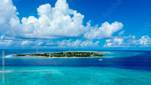 Fotografía The aerial view of Small tropical island in the ocean, Maldives.