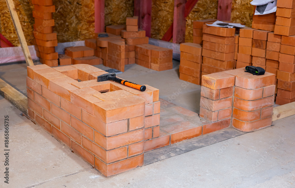Obraz premium Construction of a stove to heat a wooden house. Assembly of the stove structure for heating a room and a bathhouse.