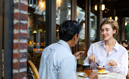 Foto Couple have a date at european style cafe bistro enjoying morning vibe around th