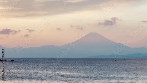 立石海岸から望む相模湾と富士山の夕景