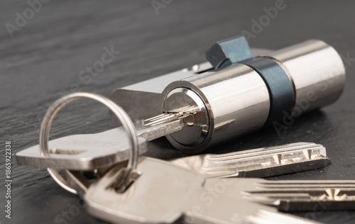 Foto Keys and lock cylinder for door lock