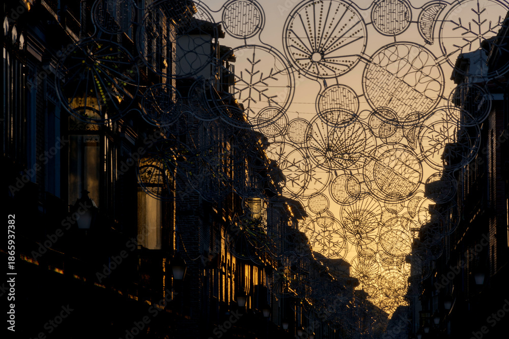 Obraz premium Iluminación navideña de la calle Mayor de Alcalá de Henares al atardecer, Madrid, España