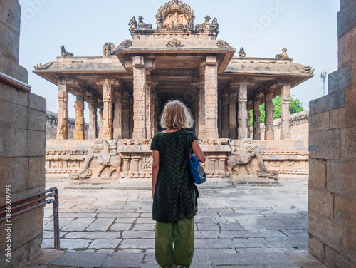 Bilde på lerret Woman exploring amazing temple complex at Hampi, world famous unesco site
