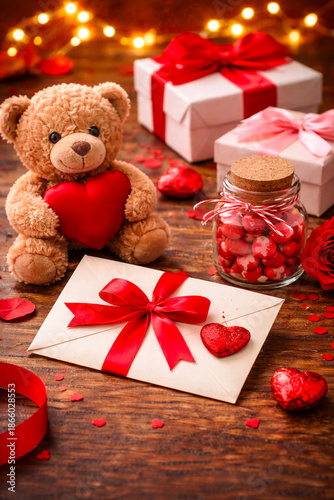 Ours en peluche avec carte de Saint-Valentin et cadeaux dans une ambiance romantique
