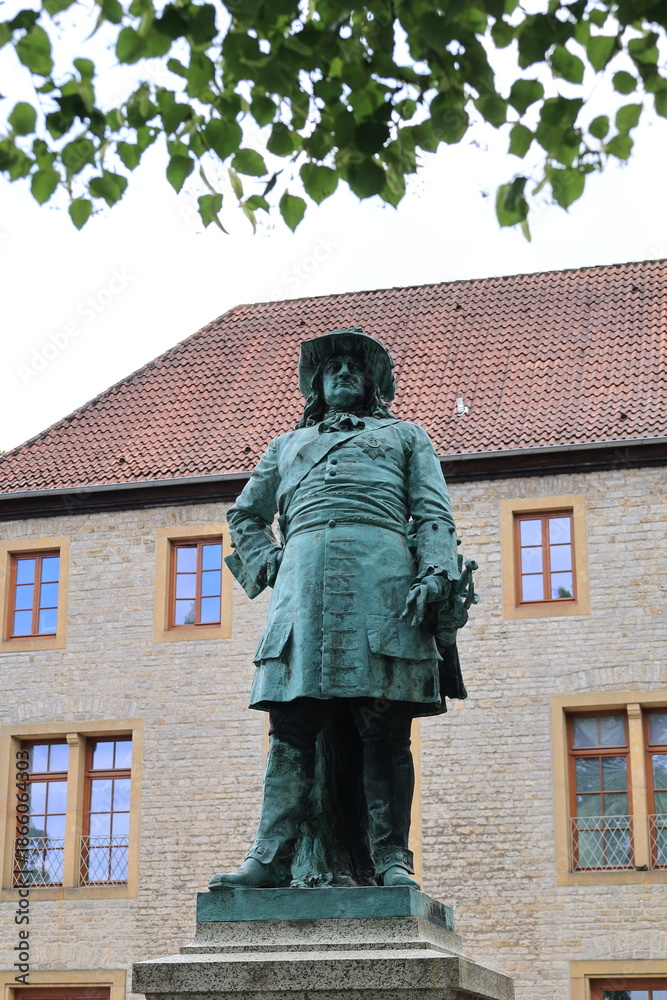 Obraz premium Blick auf die Festung Sparrenberg im Zentrum der Stadt Bielefeld in Nordrhein-Westfalen 