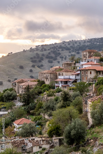 Wallpaper Mural Verfallene Steinhäuser und Vegetation im alten Bergdorf, Qeparo, Qark Vlora, Albanien Torontodigital.ca