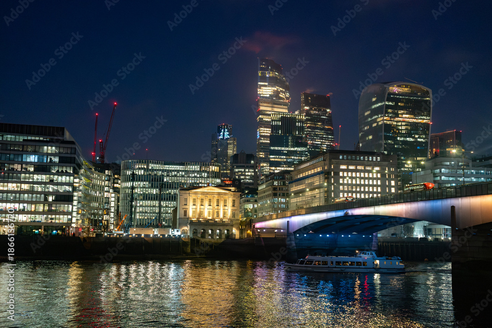 Naklejka premium london skyline at night