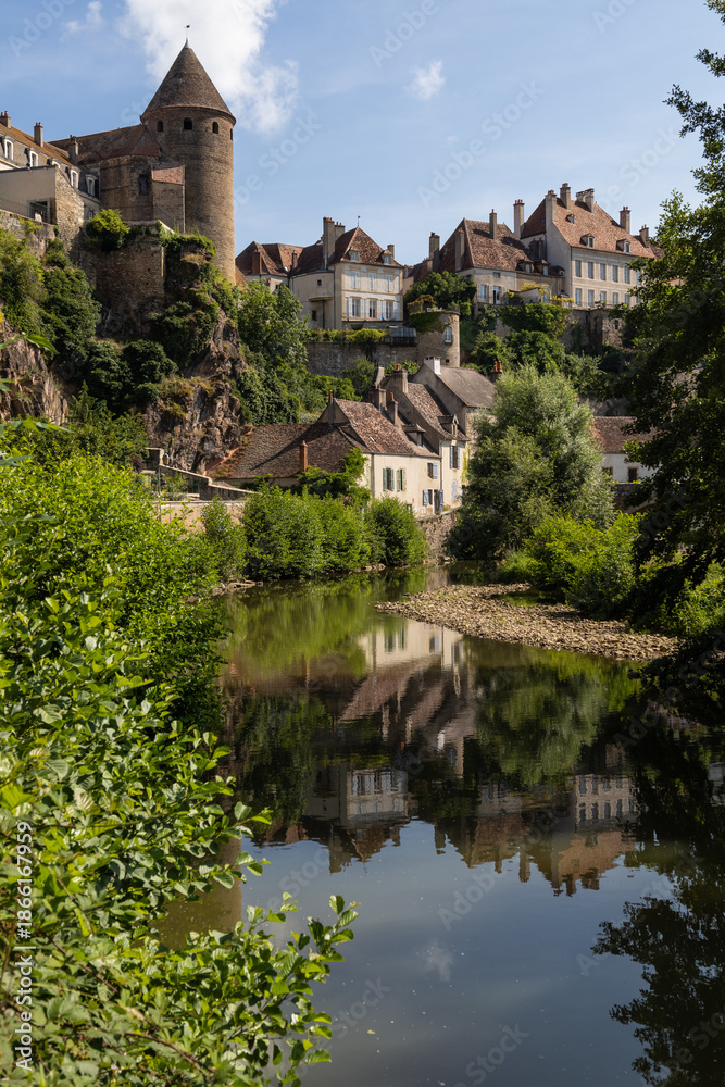Fototapeta premium maisons anciennes se reflétant dans la rivière l'Armançon à Semur-en-Auxois en Bourgogne