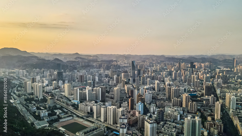 Obraz premium Lanzhou Golden Hour Urban Skyline with Mountain Backdrop