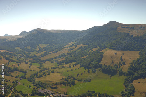 Vue du sommet du Puy Mary dans le Cantal, volcan grand site de France