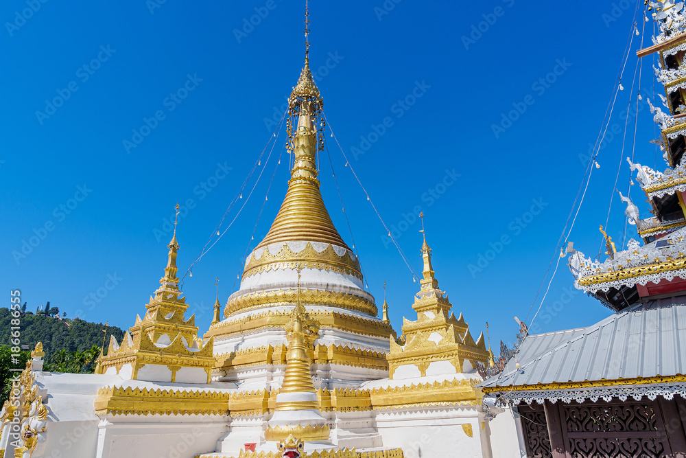 Fototapeta premium Golden pagoda of Wat Chong Klang, also known as Wat Chong Kham, is an important temple in Mae Hong Son Province, Thailand.