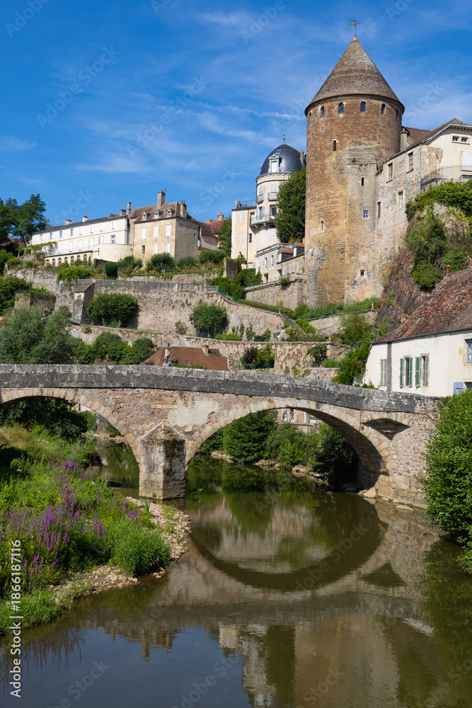 Obraz premium vieux pont en pierre sur l'Armançon appelé pont Pinard sous les fortifications médiévales de la ville de Semur-en-Auxois en Bourgogne