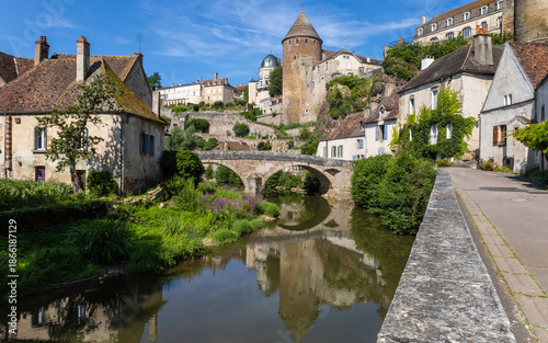 vieux pont en pierre sur l'Armançon appelé pont Pinard sous les fortifications médiévales de la ville de Semur-en-Auxois en Bourgogne