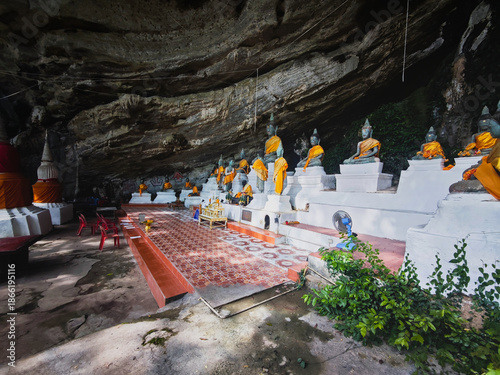 Cuadro en lienzo Wat Tham Mao and Phor Than Chul Chandapanyo, Lan Saka, Nakhon Si Thammarat, Thai