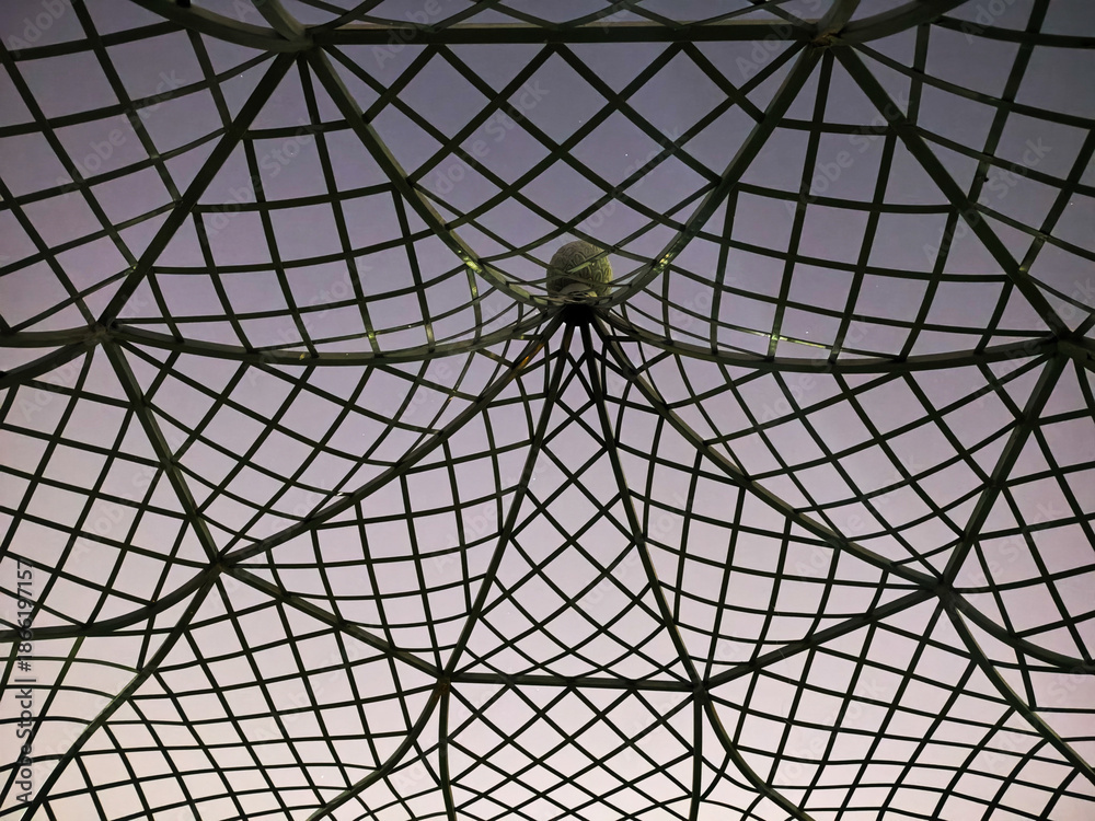 Obraz premium Abstract geometric rope web structure against sky