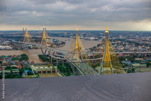 The backdrop of the evening sky along the river, with riverside houses and communities, or tall buildings in the capital city, varies from place to place, but the natural beauty remains unchanged.