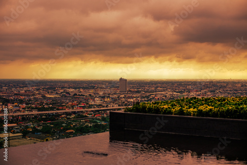 The backdrop of the evening sky along the river, with riverside houses and communities, or tall buildings in the capital city, varies from place to place, but the natural beauty remains unchanged.