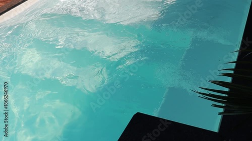 garota vestida de sereia nada em piscina no verão 