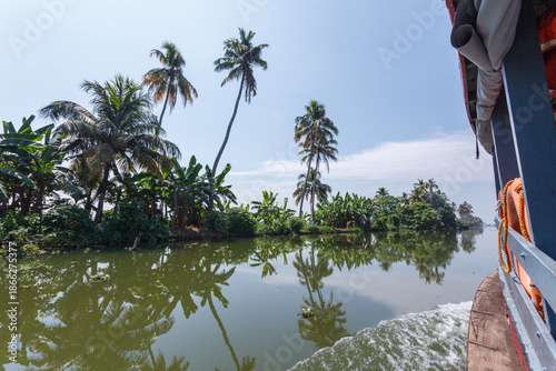 Tableau sur toile Fahrt mit der öffentlichen Fähre durch die Backwaters, Palmen am Ufer,  Südindie
