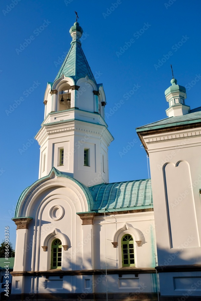 Obraz premium HAKODATE, JAPAN – JULY 24, 2025: The distinctive turquoise-green domes and white facade of the Hakodate Orthodox Church, a Russian-style landmark in the historic Motomachi district of Hokkaido.