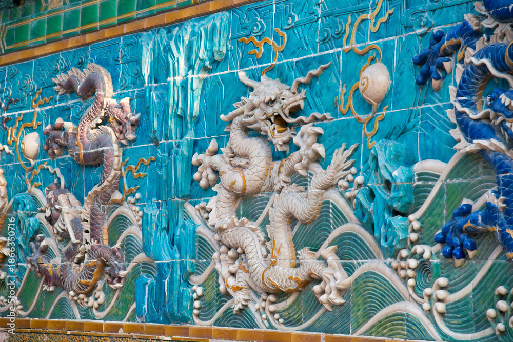 Obraz premium Dragons on Glazed Ceramic Wall, Beihai, China - Traditional Asian Architecture