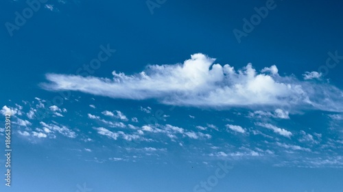 Konstfotografi cielo azul con nubes blancas, cielo, nubes, atmosfera