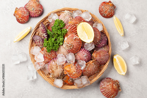 가리비는 가리빗과와 큰집가리빗과의 조개를 통틀어 이르는 말.
Scallop is a general term for shellfish of the scallop family and the scallop family.

