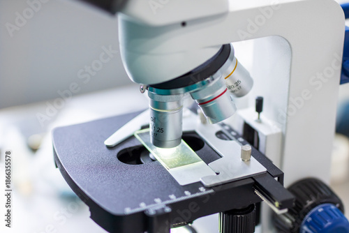 Φωτογραφία Highresolution image showing clinical researcher setting up sample for microscop