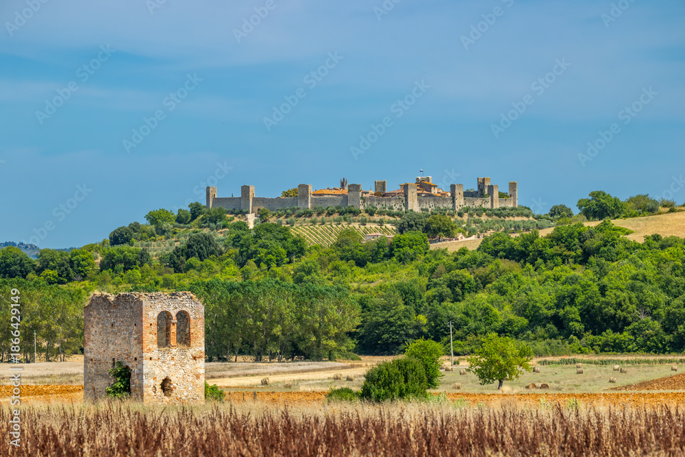 Naklejka premium Monteriggioni walled town in Tuscan countryside