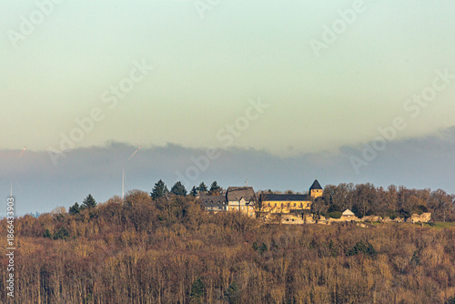 Kloster Schiffenberg, fotografiert vom Limesberg in Grüningen