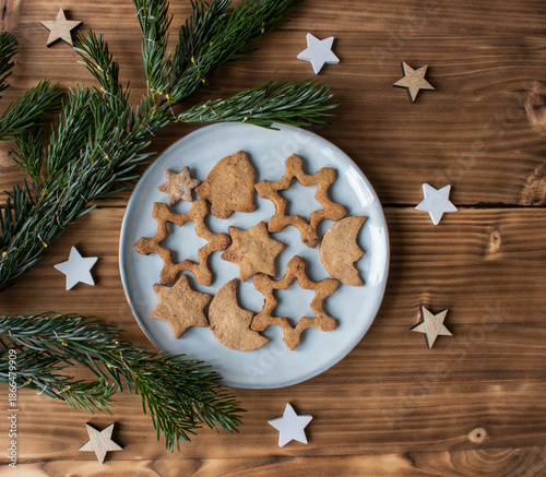 Weihnachtskekse auf grauem Teller