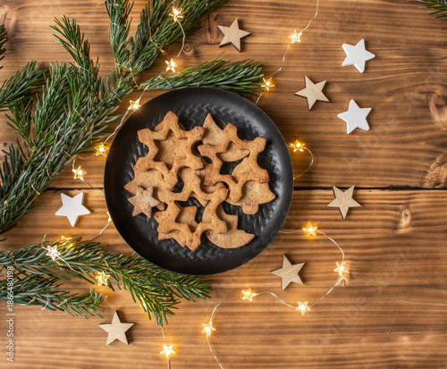 Schwarzer Keksteller auf Holztisch