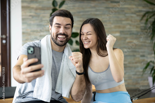 Foto An exhilarating post-workout moment captured, showcasing triumph and excitement between two fitness enthusiasts