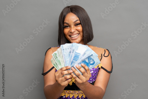 Cuadro en lienzo pretty african woman flaunting some cash, feeling cheerful