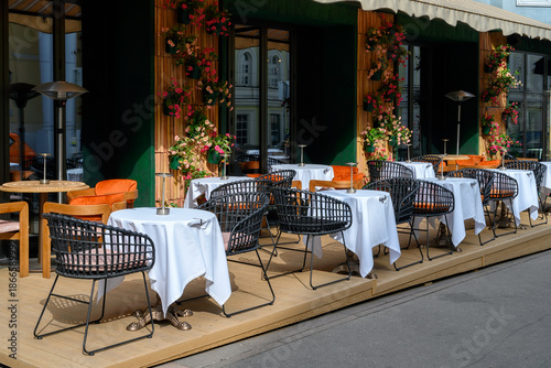Canvas Print Street with tables of cafe in center of Moscow in Russia