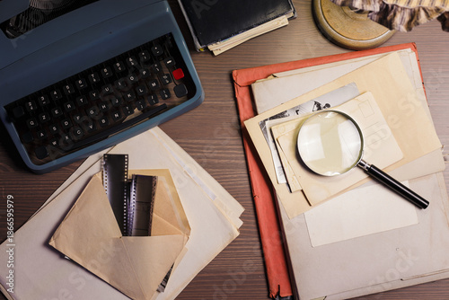Foto Investigator desk with confidential documents, magnifying glass, vintage typewriter